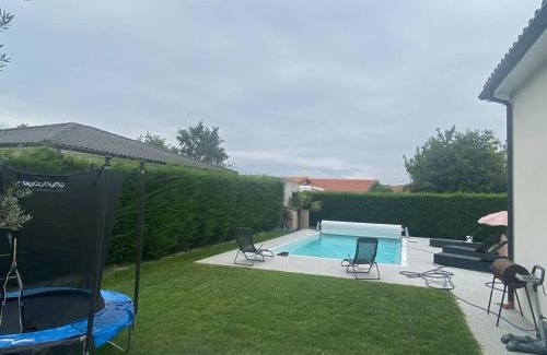 Peyssies House | Maison grand studio indépendant avec jardin et piscine communs