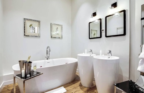 Bordeaux City Centre Apartment | Maison Ingwë - Charming 3-room apartment for 6 people Place Gambetta