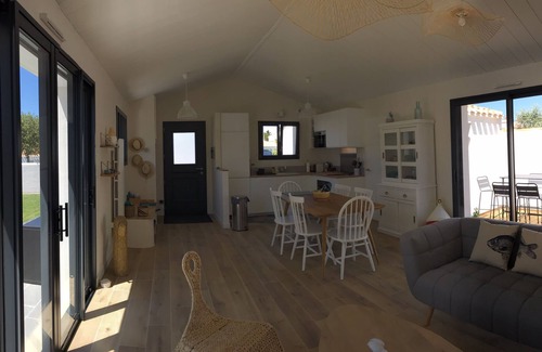 Noirmoutier-en-l'Ile House | Maison noirmoutrine sleeps 8, near beach and town center, garden and patio