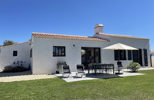 Noirmoutier-en-l'Ile House | Maison noirmoutrine sleeps 8, near beach and town center, garden and patio