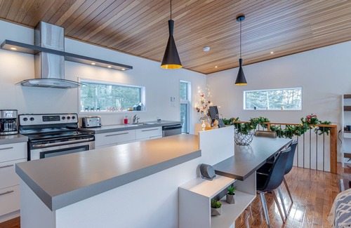 Saint-Tite-des-Caps Cottage | MAISON OSLO – Toit-terrasse - rivière, spa et sauna