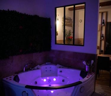 Montluel Villa | Maison Prestige Le Donjon des Plaisirs Jacuzzi