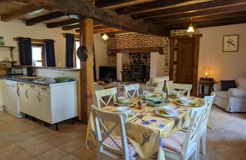 Massignac House | Maison spacieuse à Massignac avec jardin privé, proche activités et Domaine des Étangs - FR-1-653-213