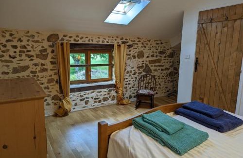 Massignac House | Maison spacieuse à Massignac avec jardin privé, proche activités et Domaine des Étangs - FR-1-653-213