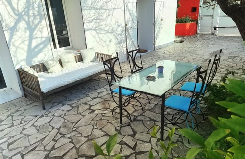 Montolivet House | Maison T3 Moderne et Design Avec Terrasse et Piscine en été