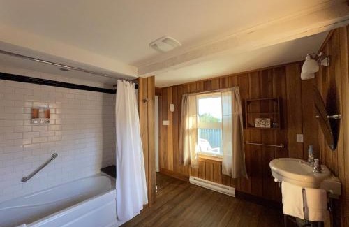 Cap-a-l'Aigle Bed & Breakfast | Maison Victoria