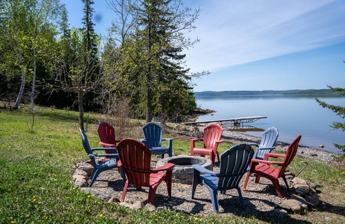L'lle-du-College House | Majestic Lake view Cottage with Spa, Sunsets, Pool Table