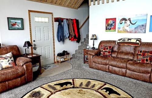 Fritz Creek Cabin | Majestic Moose View Lodge (Minimum Rental Age 25)