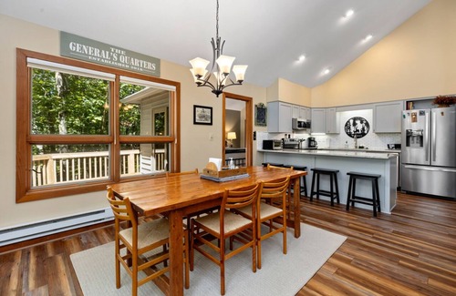 Roseland Ski Chalet | Majestic Mtn Cabin w quick hiking access & short distance to overlook!