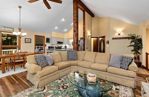 Roseland Ski Chalet | Majestic Mtn Cabin w quick hiking access & short distance to overlook!
