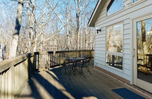 Roseland Ski Chalet | Majestic Mtn Cabin w quick hiking access & short distance to overlook!