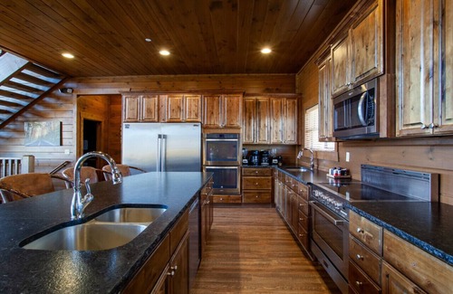 Gatlinburg Cabin | Majestic Overlook - Hot Tub, Theater & Pool Table!