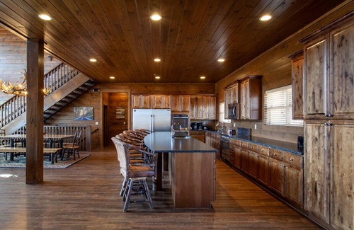 Gatlinburg Cabin | Majestic Overlook - Hot Tub, Theater & Pool Table!
