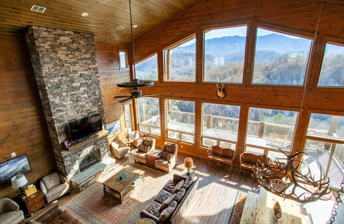 Gatlinburg Cabin | Majestic Overlook - Hot Tub, Theater & Pool Table!