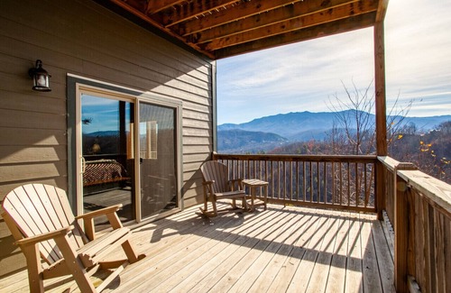 Gatlinburg Cabin | Majestic Overlook - Hot Tub, Theater & Pool Table!