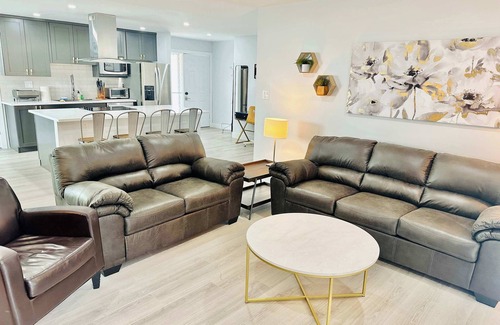 West University House | Majestic Reno Villa|/4Bedrooms/Sleeps14