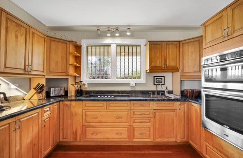 Waimanalo Beach House | Makapu’u Hale, Literally oceanfront! VIEWS! A/C, 2 bedroom/2 bath
