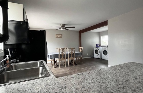 Gypsum Cabin | Make time for Lake Time! Close to all FERRIES, BEACHES, PARKS & CEDAR POINT!