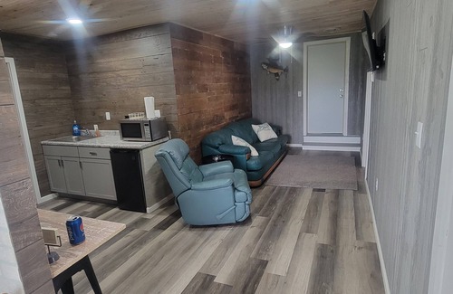 Gypsum Cabin | Make time for Lake Time! Close to FERRIES, BEACHES, & CEDAR POINT! Entire House