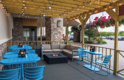Casper House | Make Your Trip More Enjoyable! Near Dakota Zoo, Raging Rivers Waterpark