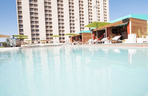 Downtown Las Vegas Hotel | Make Your Trip Unforgettable! 3 Convenient Units, Free Parking, Outdoor Pool