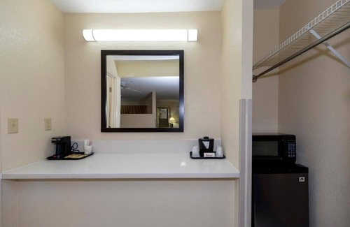Ellenton Hotel | Making The Best Memories Along The Way! Pool, Free Parking, Pets Are Welcome!