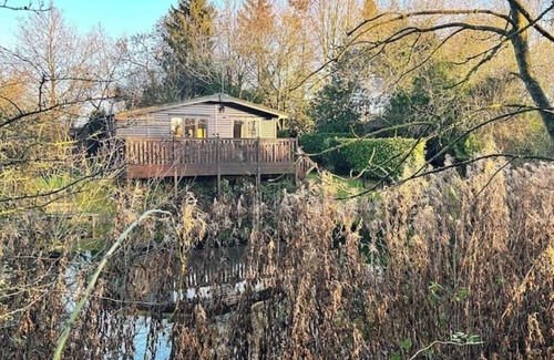 Allerthorpe Cabin | 'Mallard' - Secluded Rustic Lodge - Fishermans dream!nn