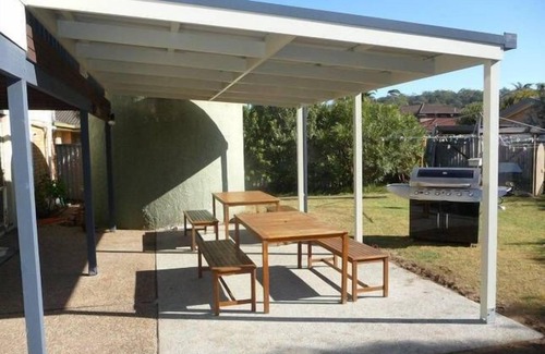 Maloneys Beach House | Maloneys Beach House - pet friendly and directly opposite Maloneys beach