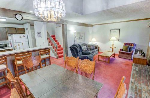 Mammoth Lakes House | Mammoth Ski & Racquet with Shared Hot Tub & Pool
