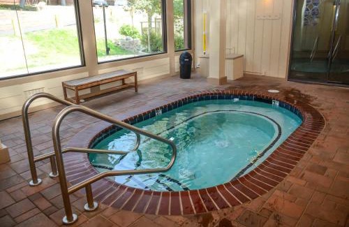 Mammoth Lakes House | Mammoth Ski & Racquet with Shared Hot Tub & Pool