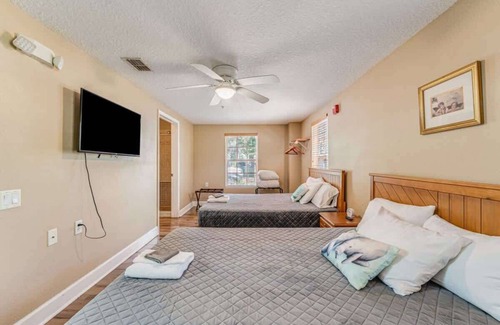Chassahowitzka Bed & Breakfast | Manatee Room Summary: