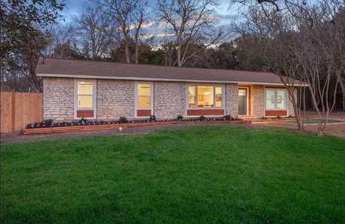 Onion Creek Meadows House | Manchaca 4 bedroom sleeps 10 Pool and Hot tub