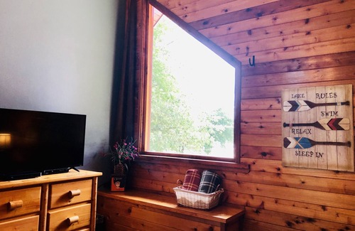 Marble Falls Cabin | Manda Shae: Charming Lakeside Escape Awaits You!