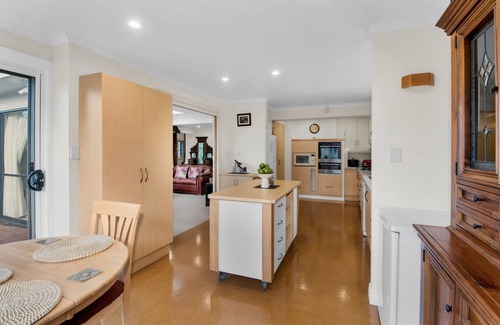 Launceston CBD House | Manee's On Elphin 3BR fully self-contained apartment