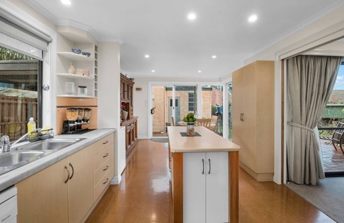 Launceston CBD House | Manee's On Elphin 3BR fully self-contained apartment