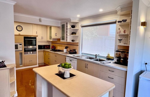 Launceston CBD House | Manee's On Elphin 3BR fully self-contained apartment