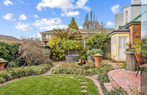 Launceston CBD House | Manee's On Elphin 3BR fully self-contained apartment