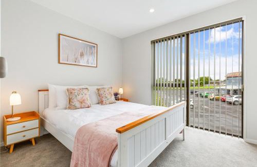Mangere Bridge House | Māngere Three Bedrooms Retreat with Airport Conveniences