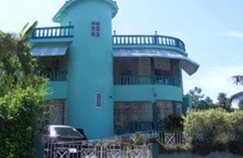 Montego Bay House | Mango Island Apt, Wifi, AC, Hot Water, Herbal Detox