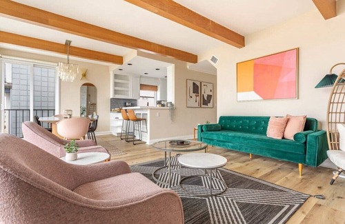 Sand Section Condo | Manhattan Beach 3BR Home: Ocean Views & Parking!