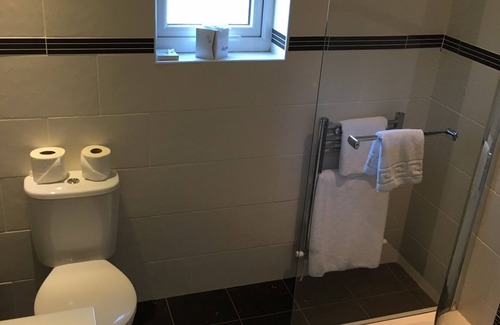 Miskin House | Manor Lodge 10 mins from Cardiff City (sleeps 6-8)