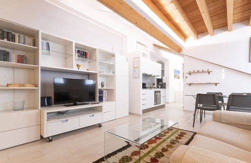 Zona Solari Apartment | Mansarda Cola di Rienzo