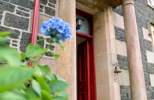Arrochar Cottage | Mansefield House - a cottage that sleeps 10 guests in 5 bedrooms
