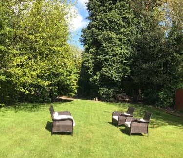 Luton House | Mansion 8 bedrooms in Private Gated Ave Huge garden Hot tub FREE SAUNA up to 23