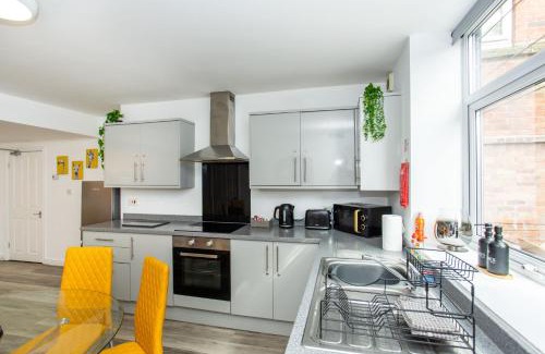 Wakefield Apartment | Manygates by Alt-Stay - Huge 4 Bed Apartment Contractor and Relocation Accommodation Near Wakefield near City Centre and M1 J39 with Ample Off Road Parking, Kitchen, Washer Dryer, Smart TV and Wi Fi - Long Stay Ready with Weekly and Monthly Rates