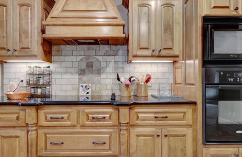 Mid America House | Maple Acres Creekside Sanctuary with Hot Tub