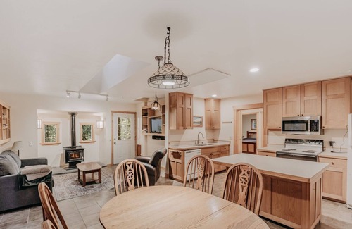 Cascade West Cabin | Maple Falls Cabin #82 - Wood Stove - WiFi - Pets Ok