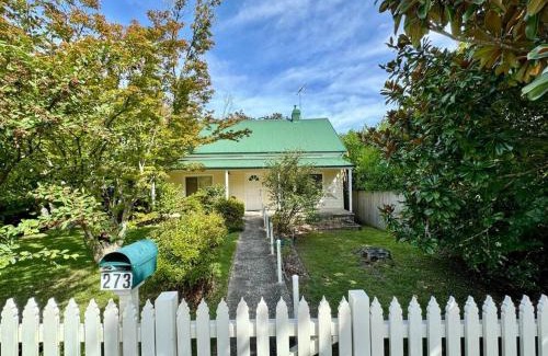 Katoomba House | Maple Grove