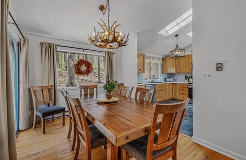 Berkeley Springs Cabin | Maple Haven-Escape room, treehouse loft, fire pit, pool access, game room, grill
