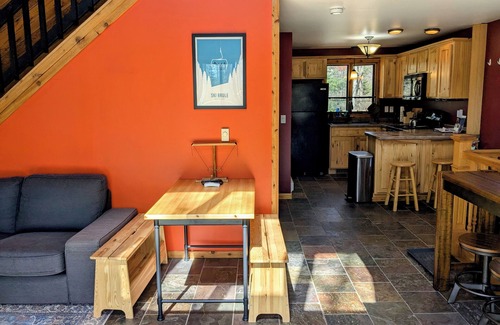 Stambaugh Ski Chalet | Maple Leaf Lodge Clean & Cozy Hot Tub Sleeps 9 <10min Walk to Ski Brule
